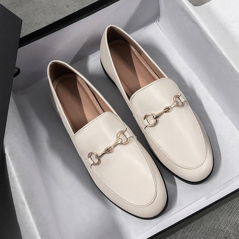 Weiße Damen-Loafer aus Leder mit goldener Kettendekoration in Schuhkarton.