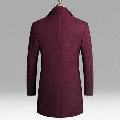 Bordeauxfarbener Herrenmantel aus Wolle, elegantes Design, Rückansicht, Wintermode.