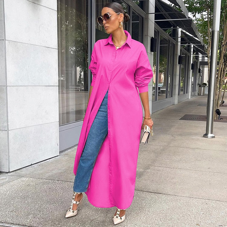 Frau in pinkem Hemdkleid, Jeans, Sonnenbrille, High Heels, städtische Straße, modisch.