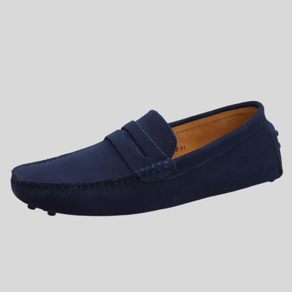 Dunkelblauer Herren-Mokassin aus Wildleder, rutschfeste Sohle, eleganter Freizeitschuh.