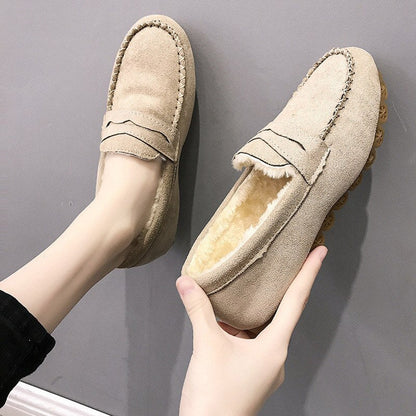 Beige Damen Mokassins aus Wildleder mit Fellfutter, rutschfeste Sohle, bequem und stilvoll.