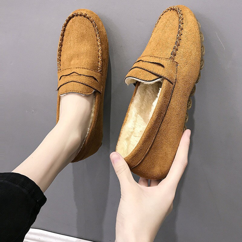 Braune Mokassins aus Wildleder mit Fellfutter, bequeme Freizeitschuhe für Damen.