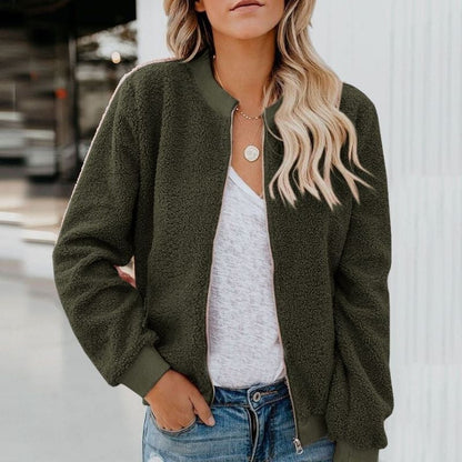 Frau in olivgrüner Teddyjacke, weißem T-Shirt und Jeans, lässiger Herbstlook, Mode für Damen.