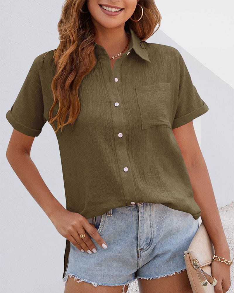 Frau in olivgrüner Bluse und Jeansshorts, lächelnd, Sommermode, Freizeitkleidung, Damenoutfit.