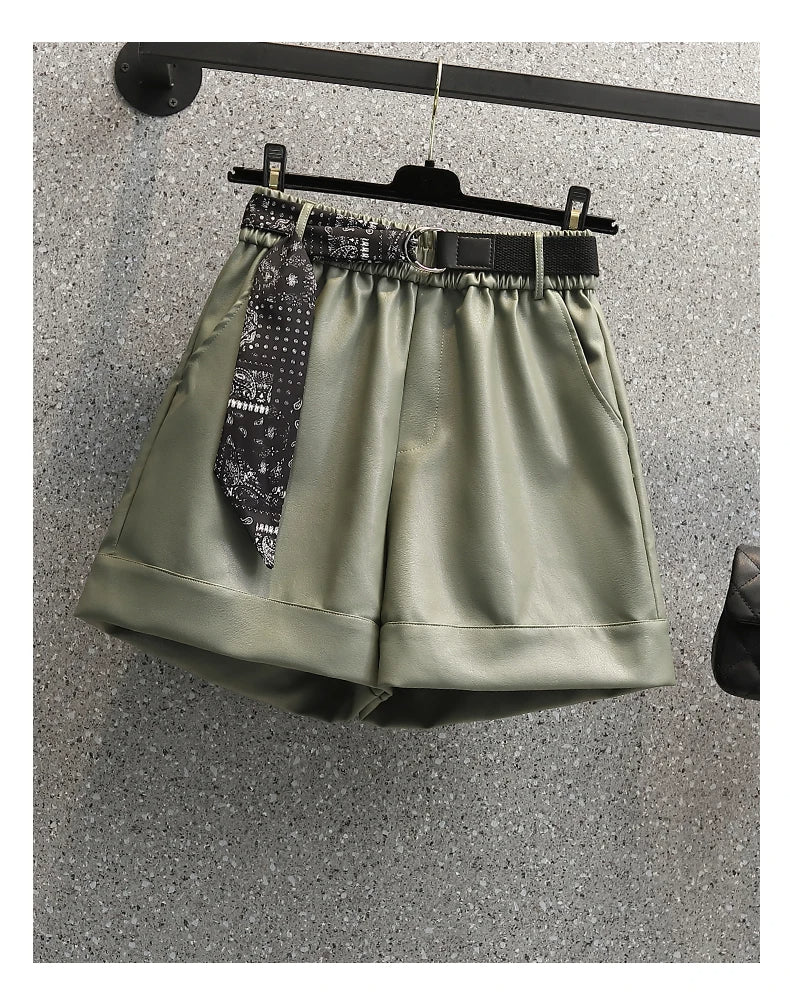 Olivgrüne Damen-Shorts aus Satin mit schwarzem Gürtel, elegant, modisch, Sommerbekleidung.