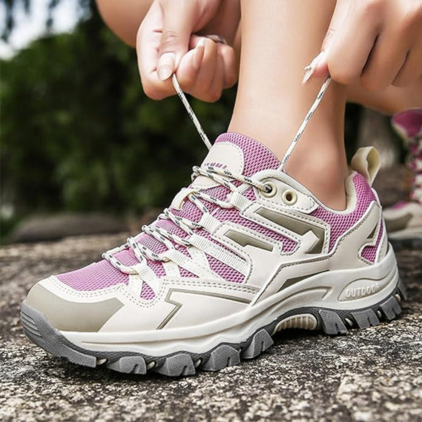 Damen Outdoor-Wanderschuhe, rosa und beige, atmungsaktiv, rutschfest, robustes Design.