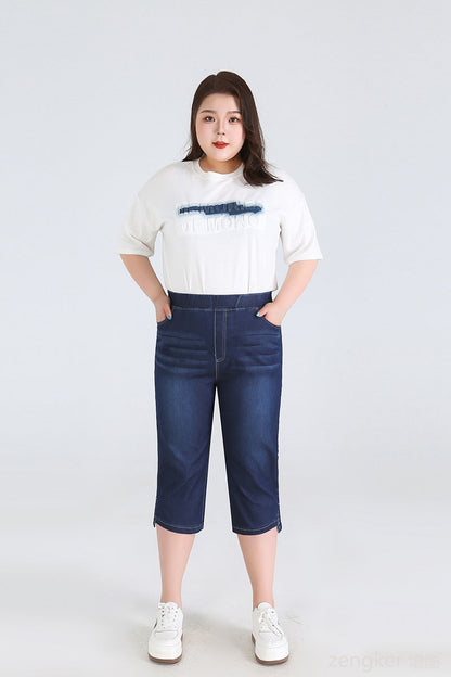 Frau in weißem T-Shirt und blauer Jeans-Caprihose, lässige Mode, Plus-Size-Bekleidung.