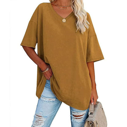 Frau in senfgelbem Oversize-T-Shirt und zerrissenen Jeans, modisch, lässig, Sommeroutfit.