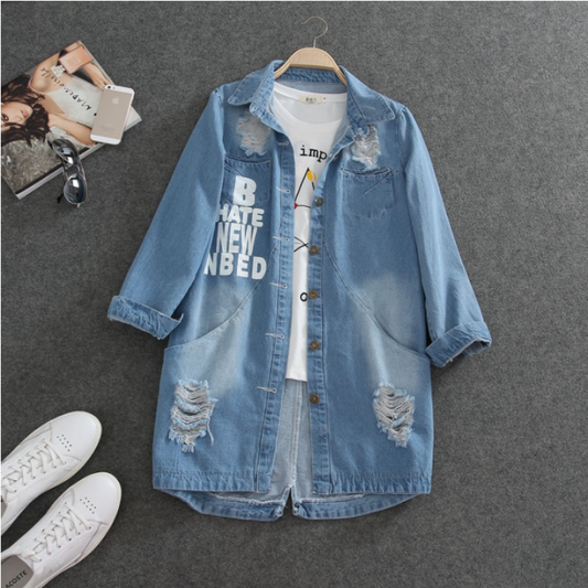 Oversized Damen-Jeansjacke, hellblau, zerrissen, ideal für Frühling, modisch und lässig.