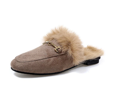 Khaki Damen-Pantoffel aus Wildleder mit Kunstfell und goldener Schnalle, modisch und bequem.
