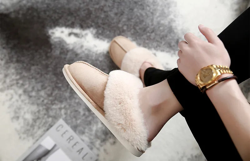 Beige Damen Hausschuhe aus Plüsch, gemütlich, rutschfest, ideal für den Winter, auf Teppich.