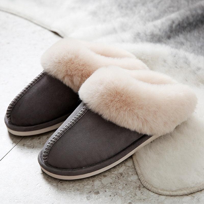 Graue Hausschuhe mit beigem Kunstfell, warm und gemütlich, ideal für den Winter.