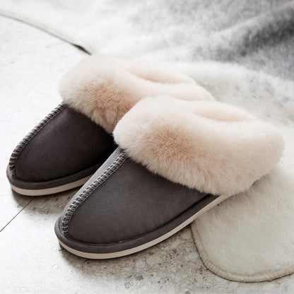 Graue Hausschuhe mit beigem Kunstfell, warm und gemütlich, ideal für den Winter.