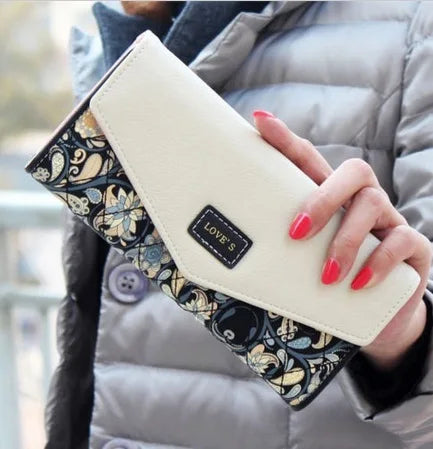 Damenhandtasche Leder, weiß mit floralem Muster, elegant, modisch, Accessoire, stilvoll