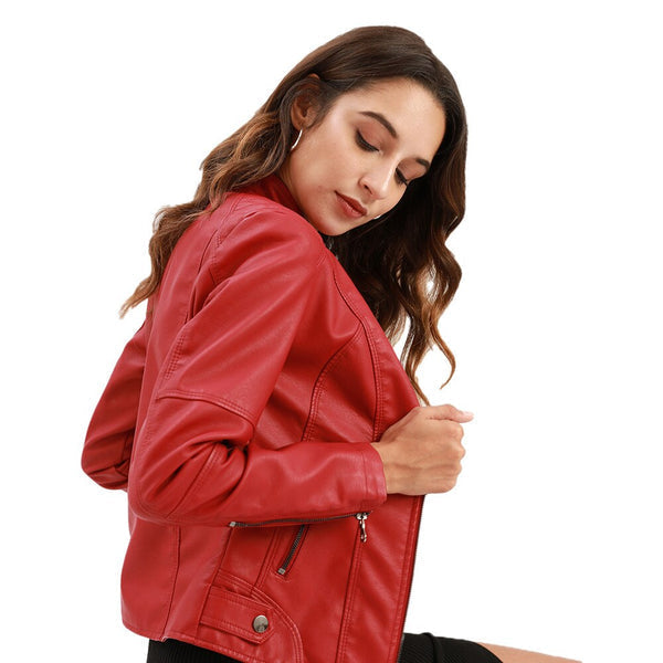 Frau in roter PU-Lederjacke mit Stehkragen, modischer Biker-Stil, Frühlingsmode.
