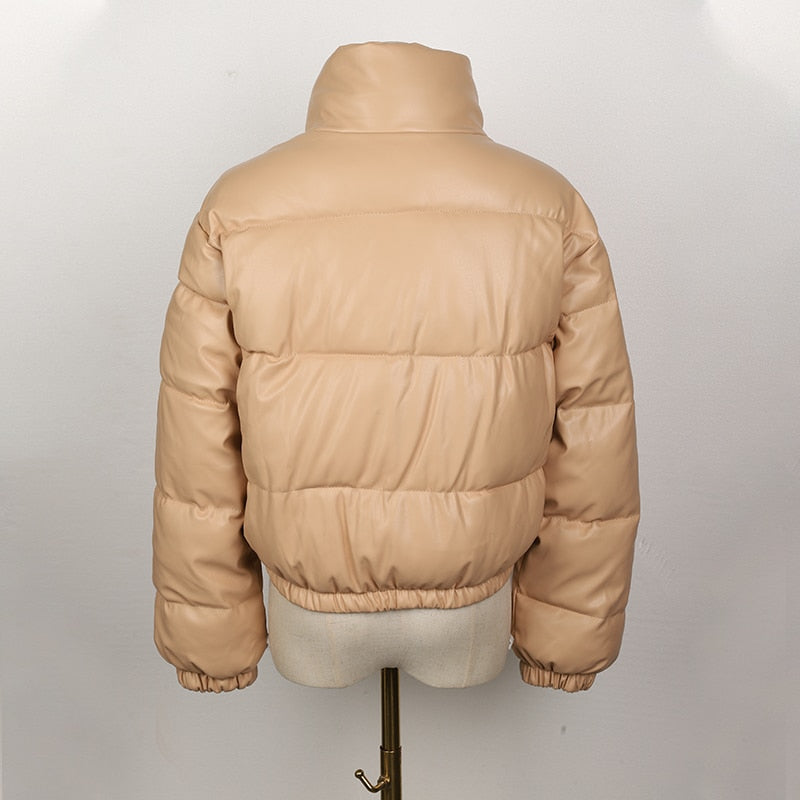 Beige Daunenjacke, Damen, Wintermode, warm, gesteppt, modisch, isoliert, Rückansicht.