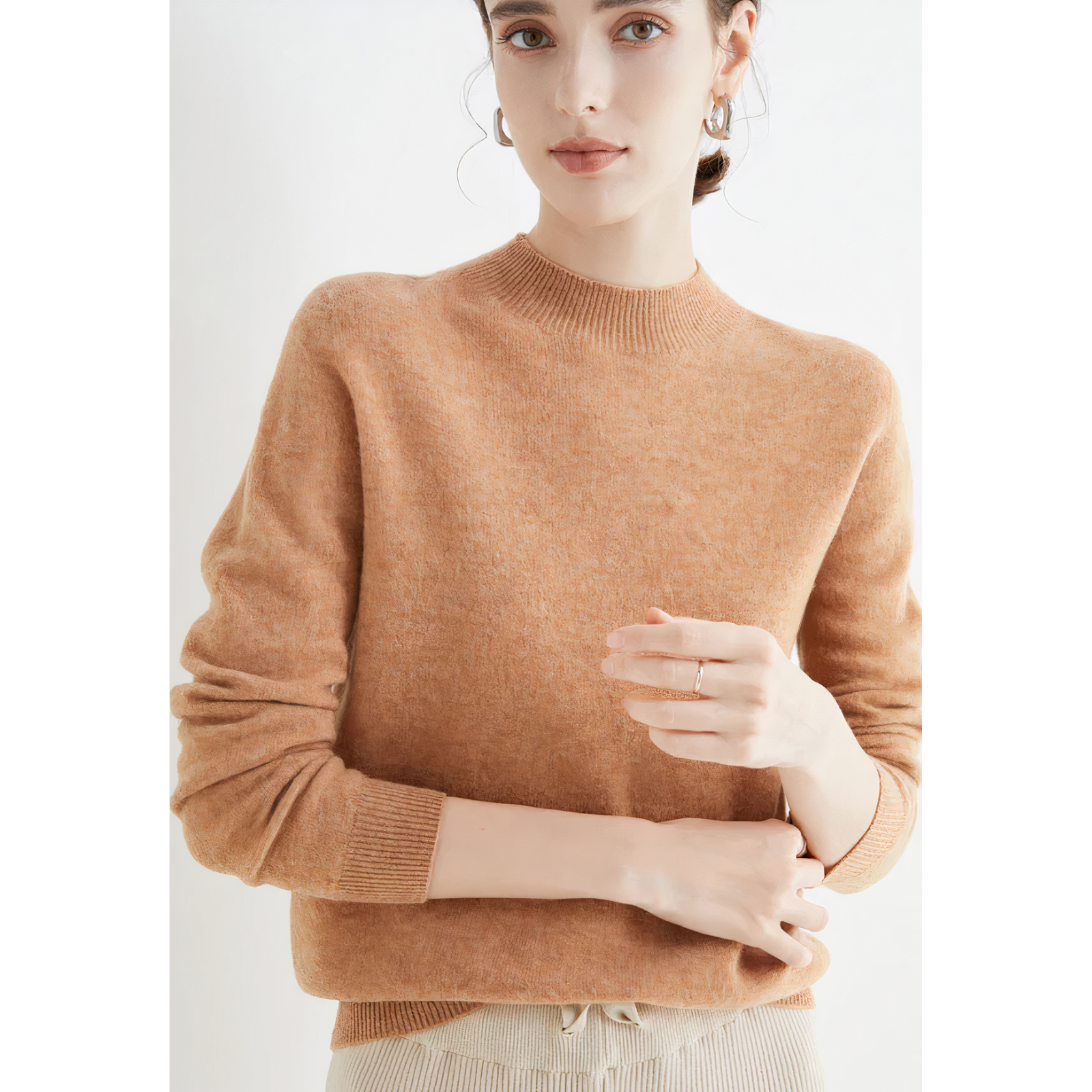 Frau in beigem Kaschmirpullover, elegantes Design, Herbstmode, Damenbekleidung, stilvoll.