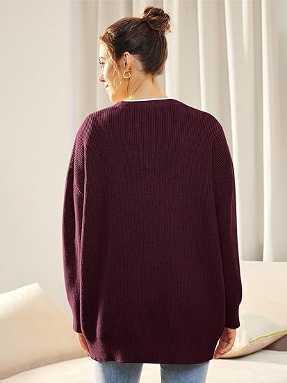 Frau in burgunderrotem Strickpullover, Rückansicht, lässige Mode, gemütliches Wohnzimmer.