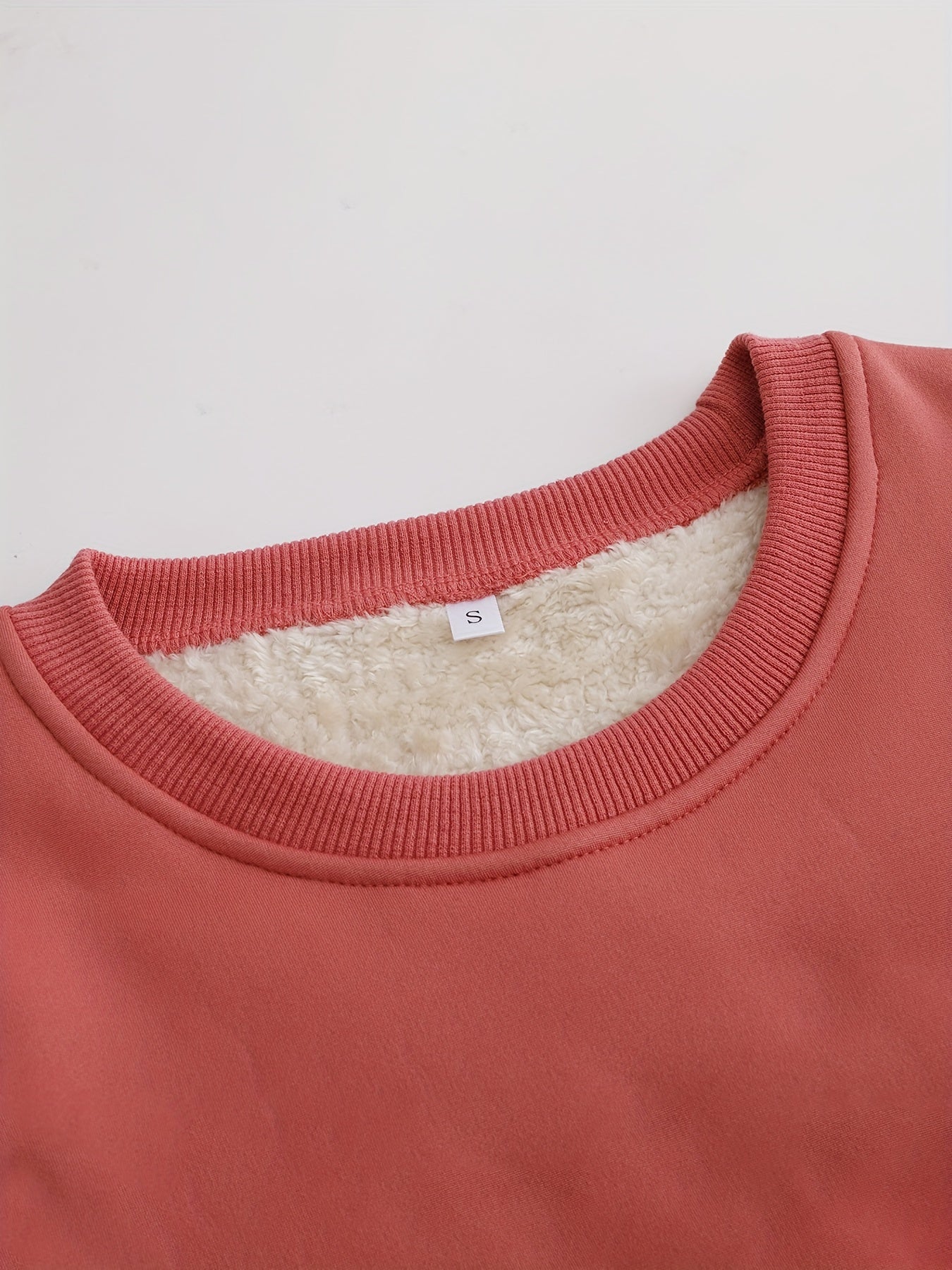 Roter Damenpullover mit Fleecefutter, Rundhalsausschnitt, weiches Material, Wintermode.