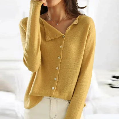 Frau trägt gelben Strickpullover mit Knopfleiste, lässiger Stil, weiches Material, modisch.
