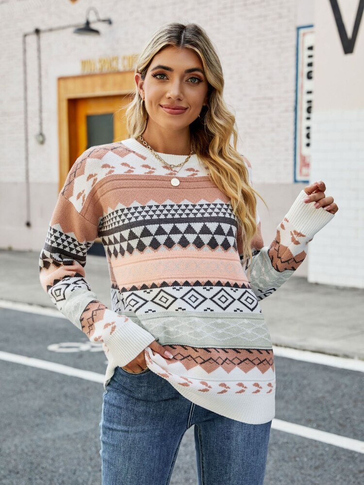 Frau in gemustertem Strickpullover, geometrisches Design, Herbstmode, Straße, lässiger Stil.