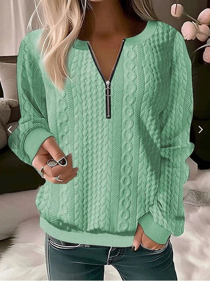 Grüner Damenpullover mit Zopfmuster, Reißverschluss, Rundhals, langärmelig, casual, modisch.