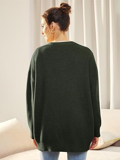 Frau in dunkelgrünem Strickpullover, Rückansicht, lässige Mode, gemütliches Wohnzimmer.