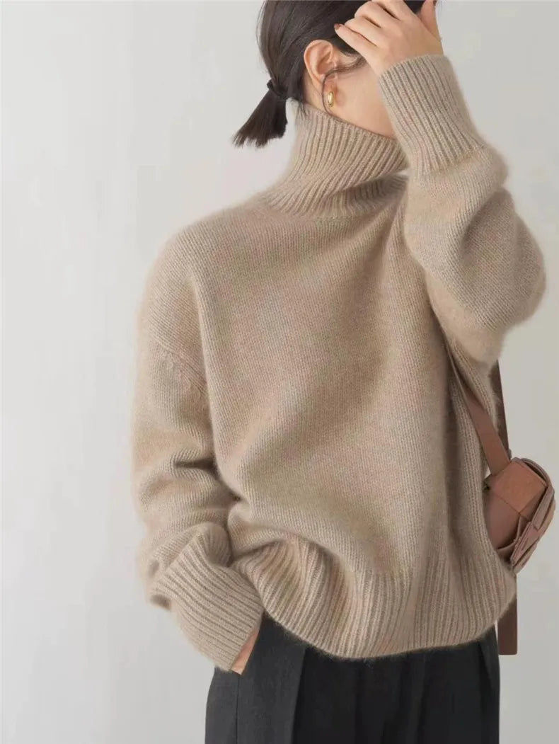 Frau in beigem Rollkragenpullover aus Wolle, modisch, elegant, Herbstmode, Damenbekleidung.