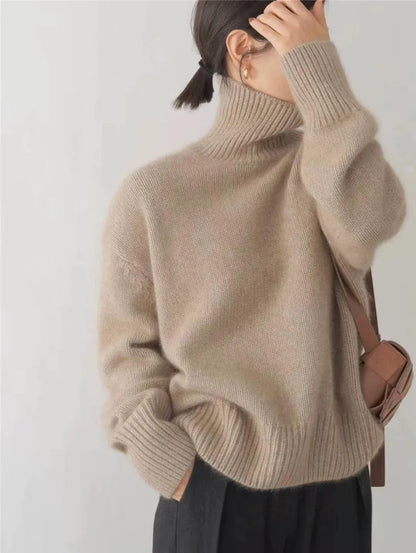 Frau in beigem Rollkragenpullover aus Wolle, modisch, elegant, Herbstmode, Damenbekleidung.