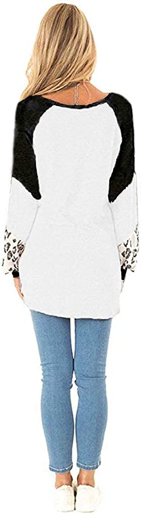 Frau in weißem Langarmshirt mit Leopardenmuster und blauer Jeans, Rückansicht.