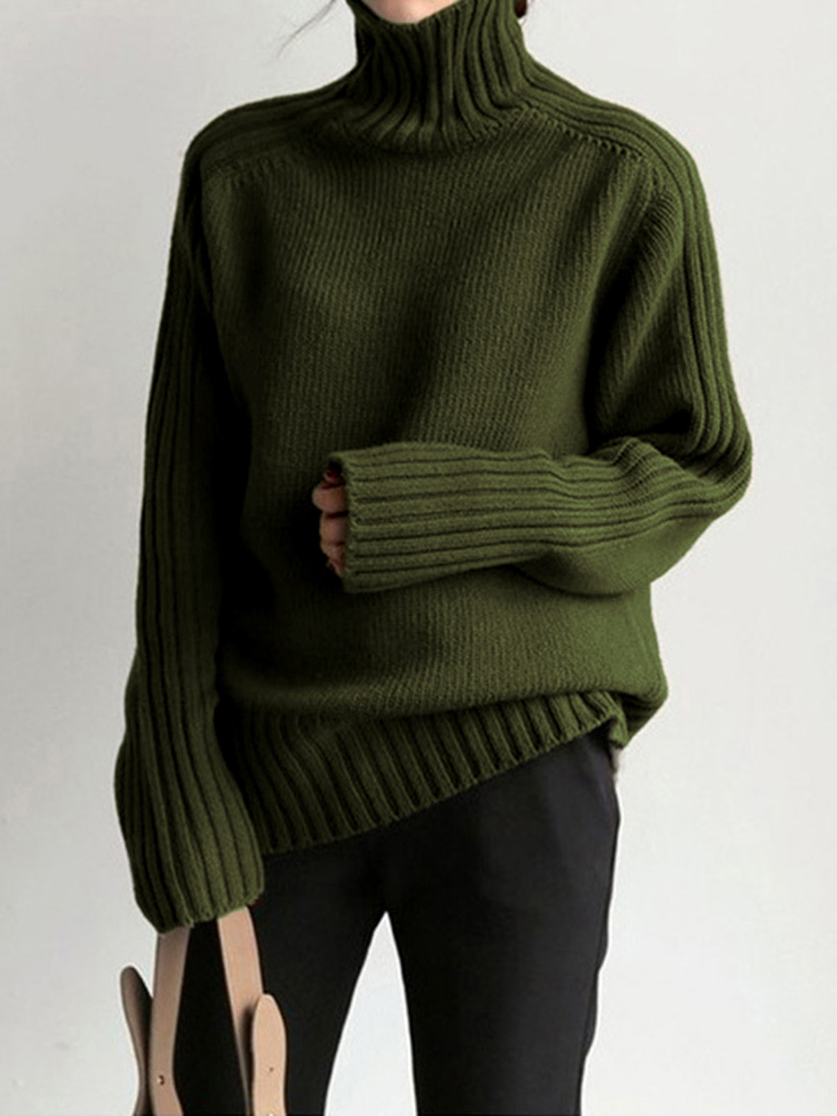 Dunkelgrüner Rollkragenpullover aus Strick, Damenmode, warm, lässig, Herbst-Winter-Outfit.