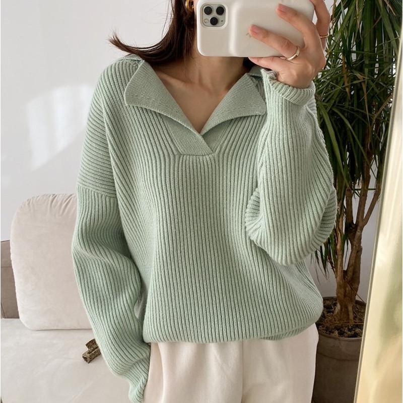 Frau in mintgrünem Strickpullover, Selfie, iPhone, modisch, gemütlich, Wohnzimmer.