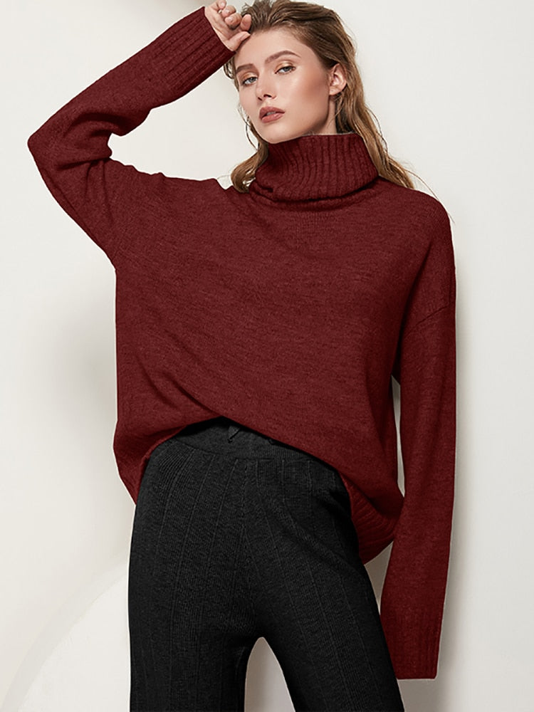 Frau in rotem Rollkragenpullover und schwarzer Hose, Herbstmode, eleganter Look.