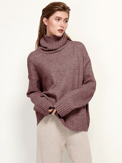Frau in braunem Rollkragenpullover aus Wolle, lässig, modisch, Herbstmode, Damenbekleidung.
