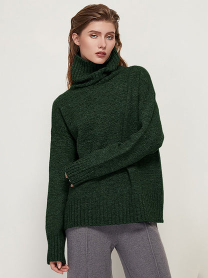 Frau in dunkelgrünem Rollkragenpullover aus Wolle, modisch, elegant, Herbstmode.
