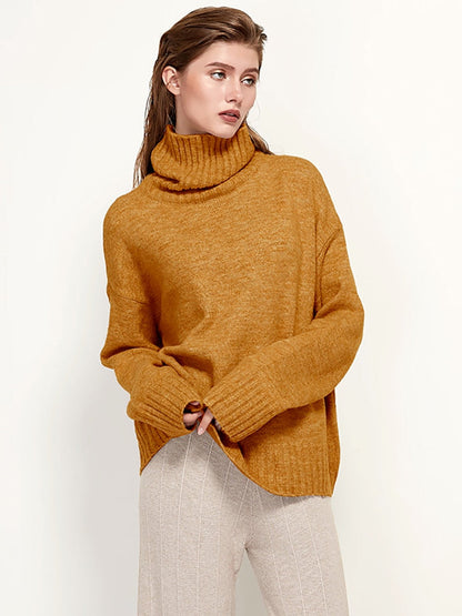 Frau trägt senfgelben Rollkragenpullover aus Wolle, lässiger Stil, Herbstmode.