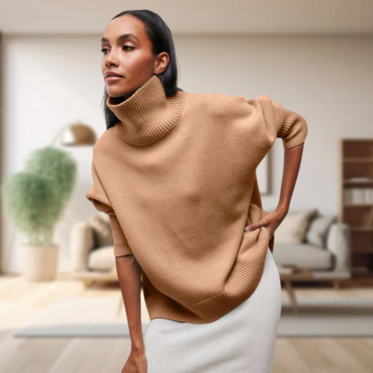 Frau in beigem Rollkragenpullover aus Wolle, modernes Wohnzimmer, Herbstmode.