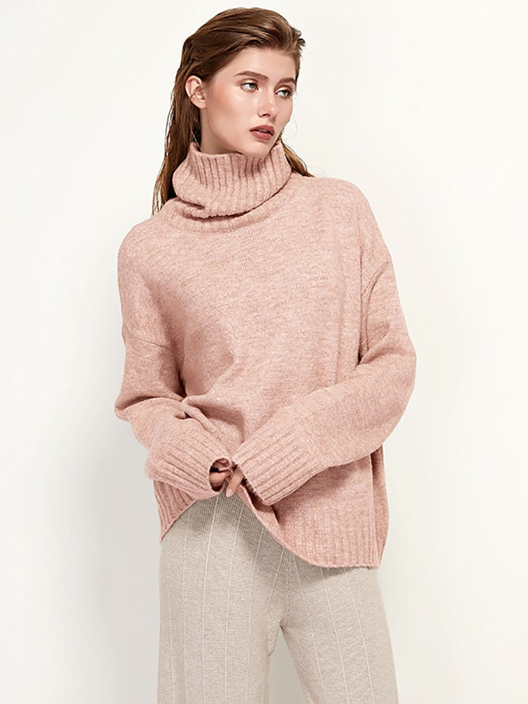 Frau in rosa Rollkragenpullover aus Wolle, lässig, modisch, Herbstmode, Damenbekleidung.