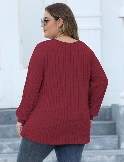 Frau in rotem Strickpullover, Plus-Size-Mode, Herbstbekleidung, lässiger Stil, Rückansicht