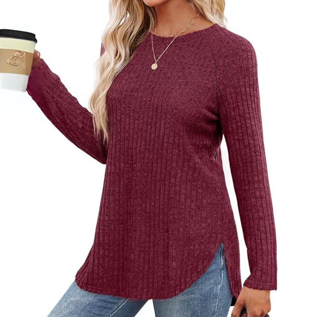 Frau in bordeauxrotem Strickpullover, hält Kaffeebecher, lässige Herbstmode, Damenbekleidung.