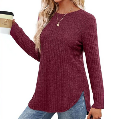 Frau in bordeauxrotem Strickpullover, hält Kaffeebecher, lässige Herbstmode, Damenbekleidung.