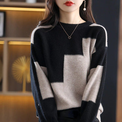 Frau trägt schwarz-beigen Pullover mit geometrischem Muster, elegantes Design, Herbstmode.