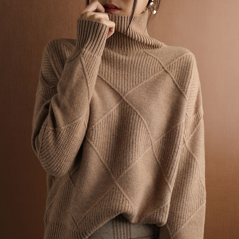 Damen Rollkragenpullover beige, Strickmuster, warm, modisch, Herbst-Wintermode, elegant.