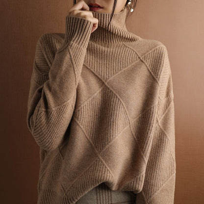 Damen Rollkragenpullover beige, Strickmuster, warm, modisch, Herbst-Wintermode, elegant.