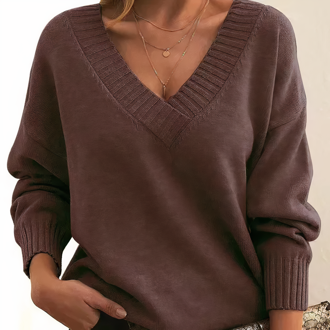 Damenpullover V-Ausschnitt, braun, Strick, Herbstmode, lässig, langärmelig, elegant.