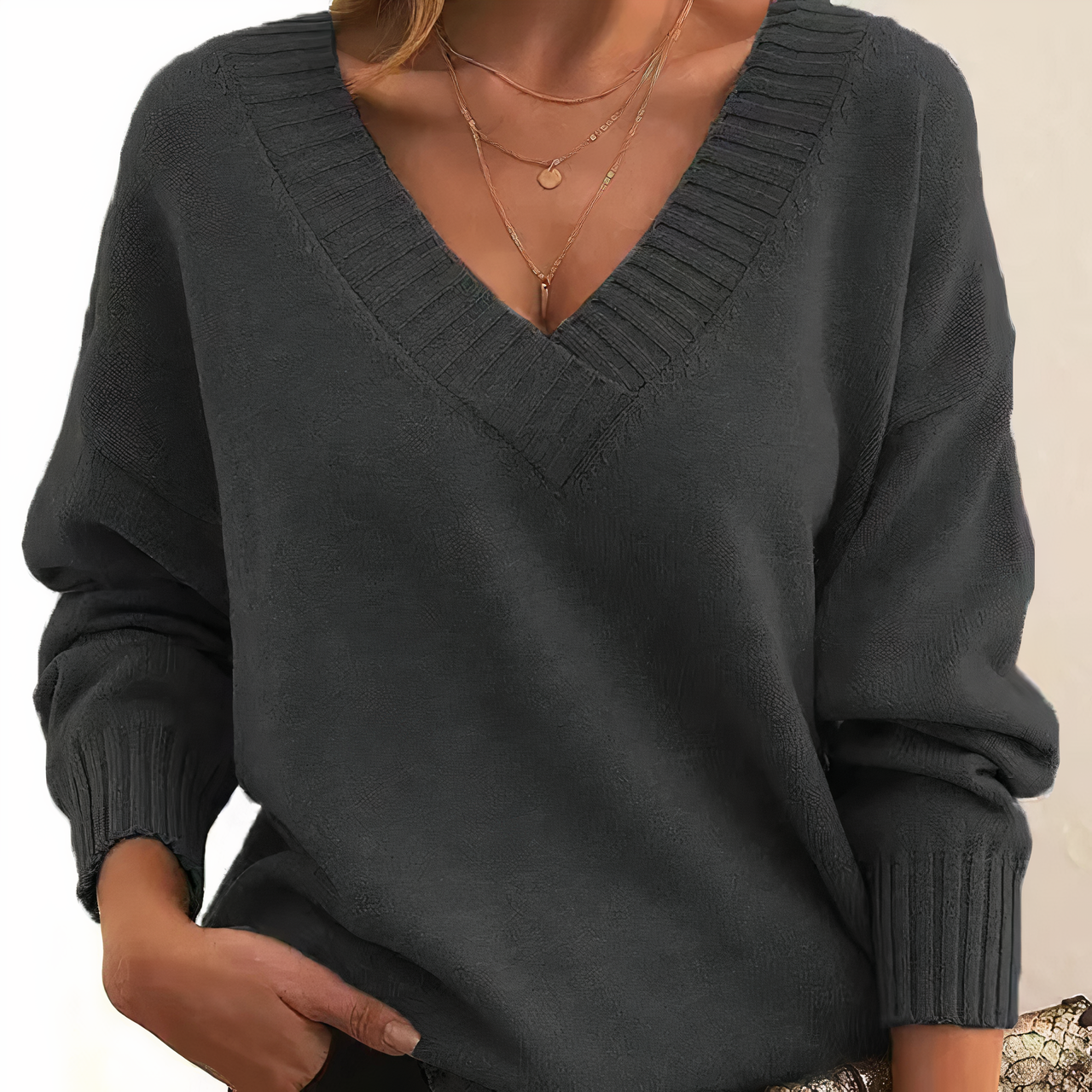 Dunkelgrauer Damenpullover mit V-Ausschnitt, Strick, Herbstmode, lässiger Stil.