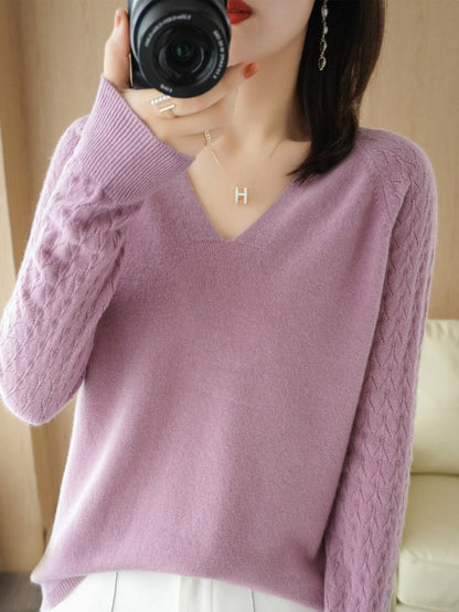 Frau in lila V-Ausschnitt Pullover, Strickmuster, fotografiert mit Kamera, modisch, elegant.