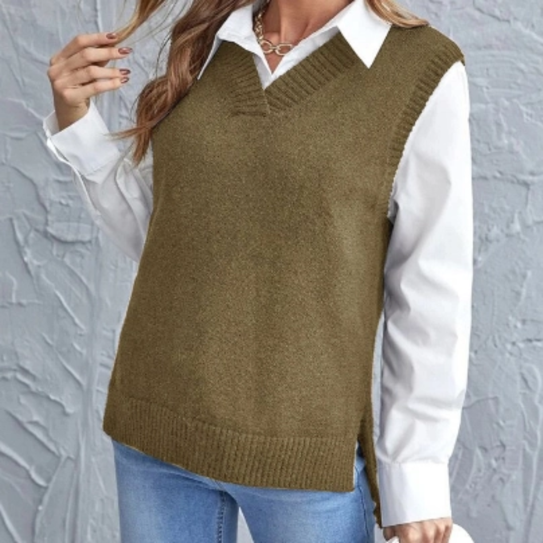 Frau in olivgrünem Strickpullover mit V-Ausschnitt über weißer Bluse, lässiger Herbstlook.