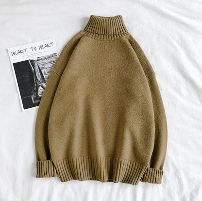 Brauner Strickpullover mit Rollkragen aus Wolle auf weißem Hintergrund, gemütliche Wintermode.