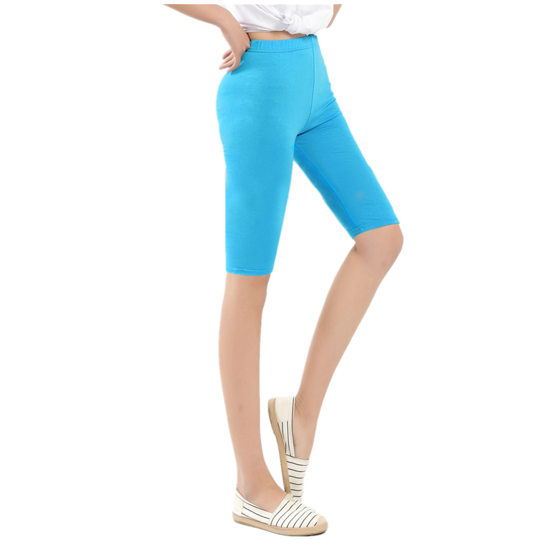Frau in blauen Radlerhosen, Sommermode, bequeme Damenbekleidung, Freizeitlook.